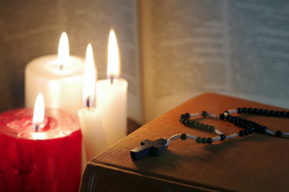 Enciende la vela cuando desees contactar a tus ángeles y siente mucha confianza de que estás siendo escuchado. Si deseas, déjala consumir por 21 días, en tres tandas de 7 días cada una. Utiliza una vela nueva para cada tanda de 7 días, es decir, utilizarás tres velas en total por los 21 días.
<br>Al término de estos días, agradece que tu petición se ha escuchado y preparate para encontrar la respuesta a lo que buscas.