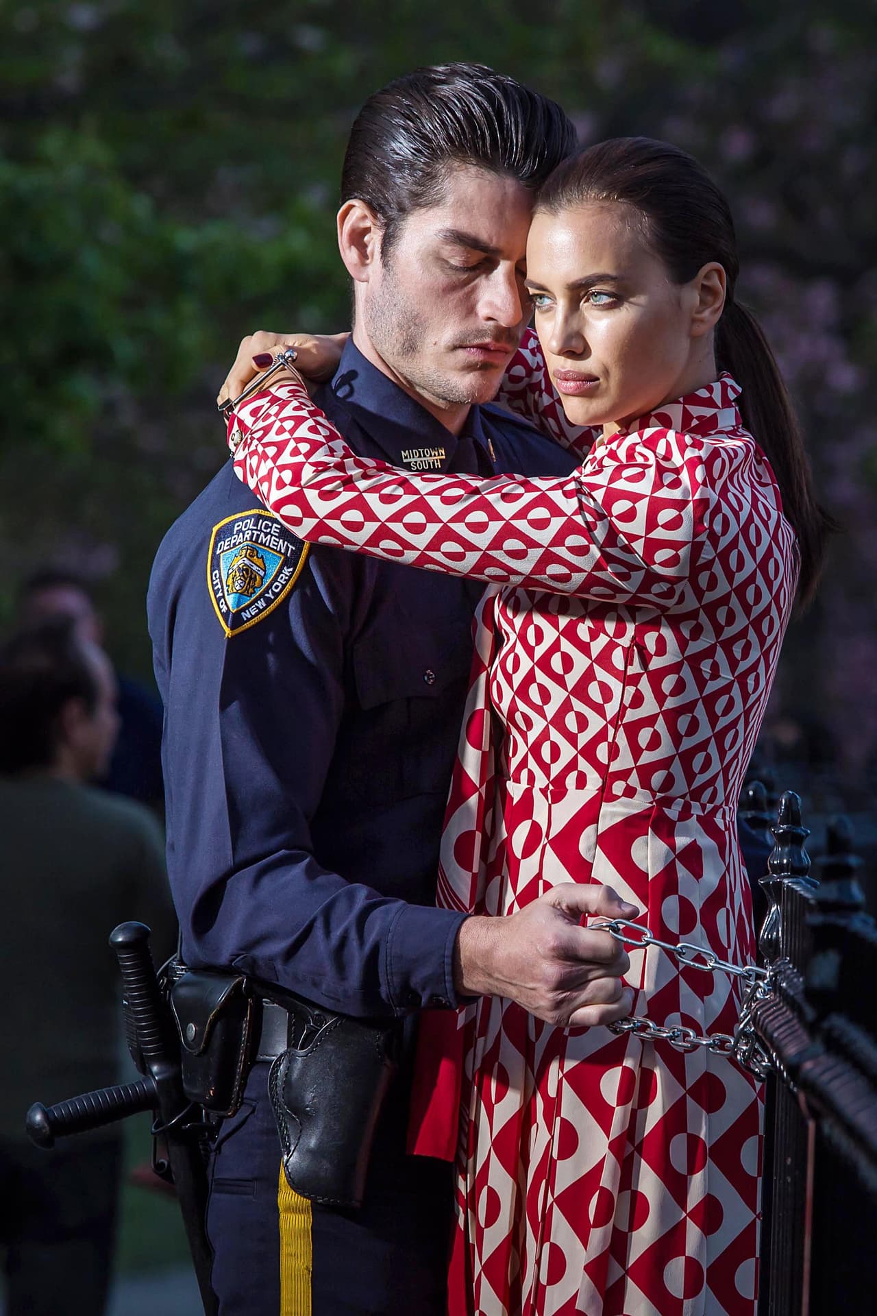 Pero tal vez subió la temperatura con este guapísimo policía.