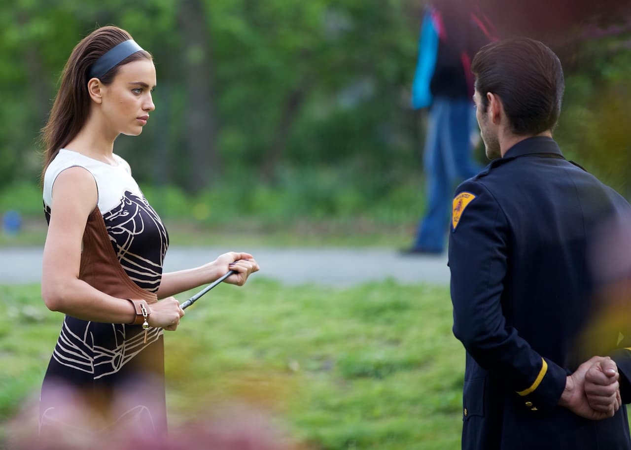 Poniendo atención a las indicaciones del fotógrafo.