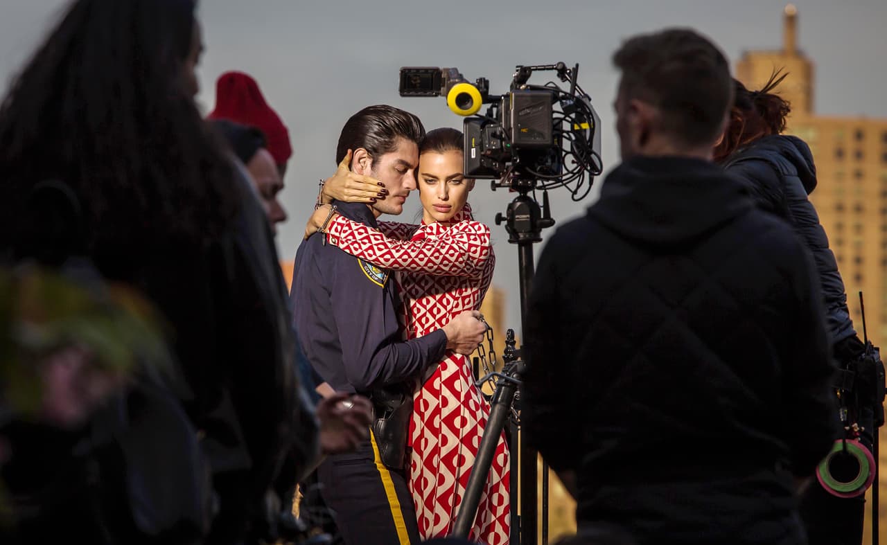 Protagonizó una apasionante sesión fotográfica junto a un sensual policía para la revista VOGUE.