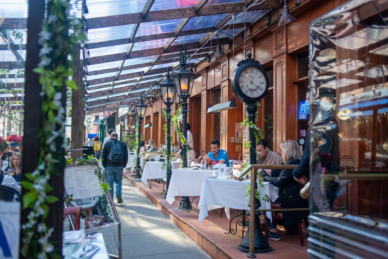 Nueva York extiende el toque de queda para bares y restaurantes hasta la medianoche a partir del 19 de abril