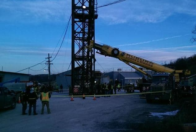 Rescatan a los 17 mineros atrapados bajo tierra en NY