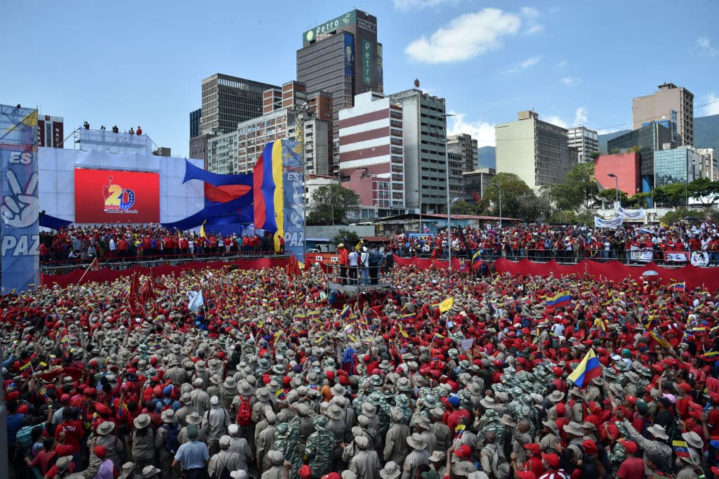 Nicolás Maduro pronunció un discurso durante un mitin con simpatizantes para conmemorar el vigésimo aniversario del ascenso del poder de Hugo Chávez. Foto por Yuri Cortez / AFP / Getty Images