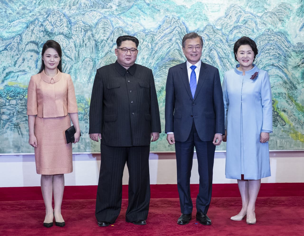 El viernes, más de una década después, Ri regresó como la esposa del líder norcoreano Kim Jong Un, compartiendo el escenario mundial con su esposo después de una histórica cumbre que prometió poner fin a más de 60 años de conflicto en la península de Corea. De izquierda a derecha, Ri junto a su esposo, el líder norcoreano Kim Jong Un, el presidente surcoreano, Moon Jae-in, y su esposa Kim Jung-sook.