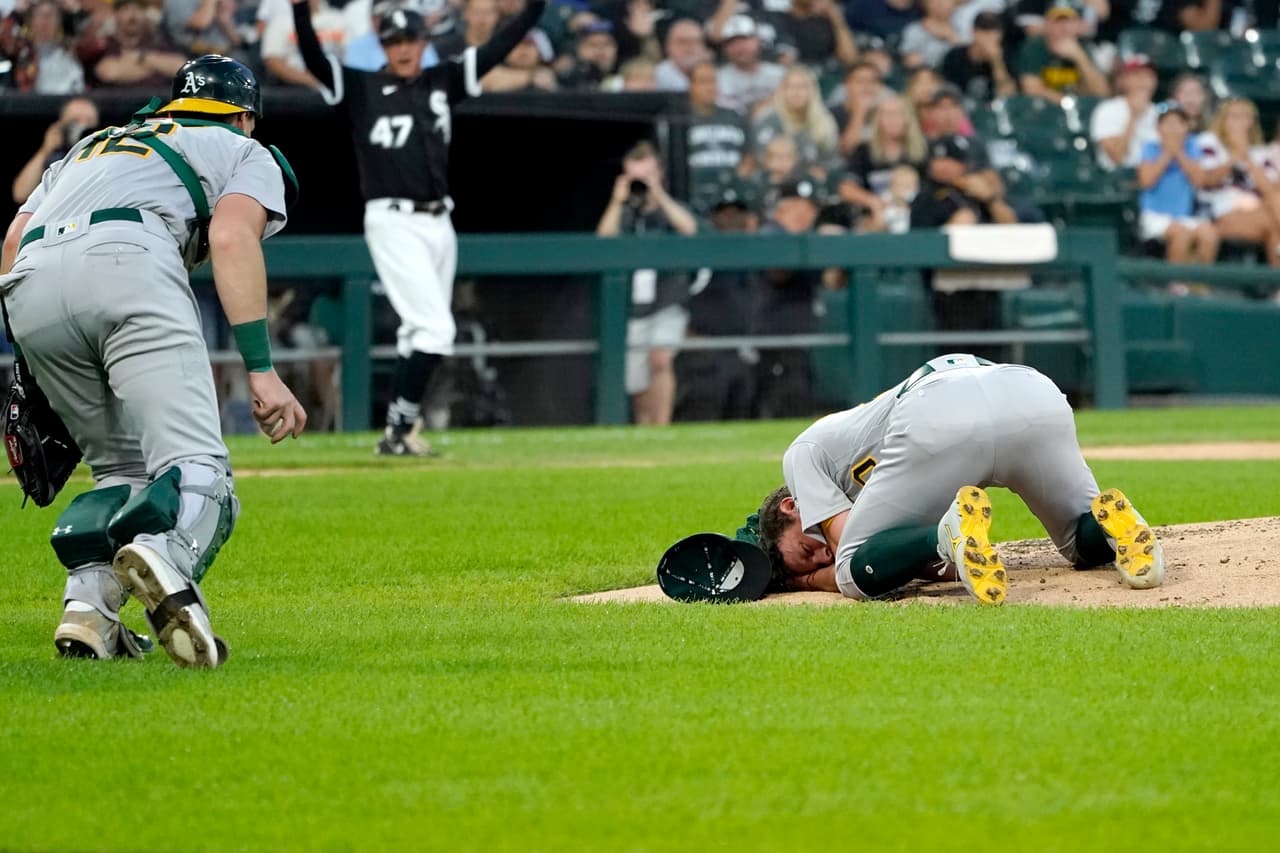 Bassitt fue 
<b>golpeado en el costado de la cabeza</b> durante un juego contra los 
<b>Medias Blancas de Chicago</b>. Bassitt tenía 
<b>marca de 12-3 con efectividad de 3.06 en 24 aperturas de cara al juego</b>, liderando la Liga Americana en victorias.