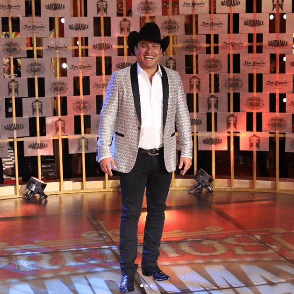 Julión Álvarez arribó muy sonriente al posar en la alfombra roja de los Premios Bandamax.