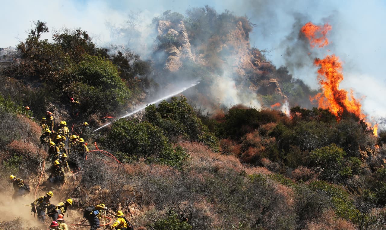 El Departamento de Bomberos de Los Ángeles levantó la noche de este lunes sus órdenes de evacuación obligatorias después de que un incendio devoró al menos 40 acres (16.20 hectáreas) en Pacific Palisades, quemando peligrosamente una ladera cerca de casas de un rico vecindario de Los Ángeles.