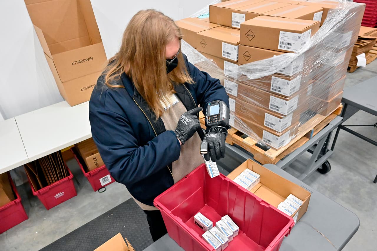 El laboratorio Merck, que intentó sin éxito producir su propia vacuna contra el covid-19, pondrá al servicio de la producción de la vacuna de J&J dos fábricas en Estados Unidos, una para llenar los viales con el antígeno y otra para producir la vacuna en sí misma. Este semana se distribuirán más de 800,000 dosis a las farmacias, adicionales a las 2.4 millones de dosis que recibirán de Pfizer y Moderna.