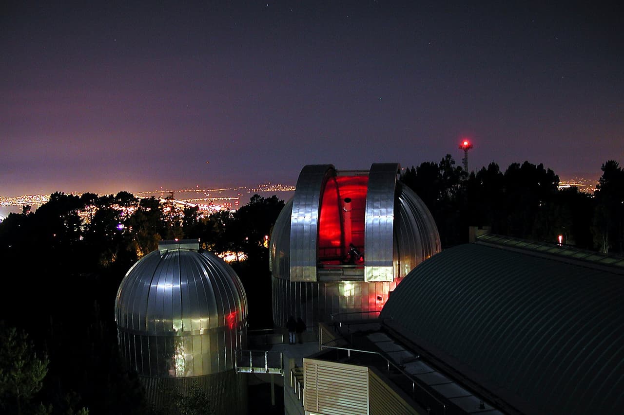 El maravilloso Centro Espacial 
<a href="https://www.facebook.com/pg/ChabotSpace/photos/?tab=album&album_id=10150715916139019&ref=page_internal" target="_blank">Chabot</a> de Oakland es un lugar perfecto para las parejas curiosas. Por la noche, se puede ver las maravillas de nuestro sistema solar con uno de los dos telescopios del centro.