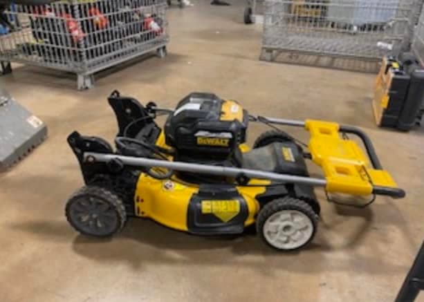 Todos los objetos deberán ser pagados y recogidos el día de la subasta.