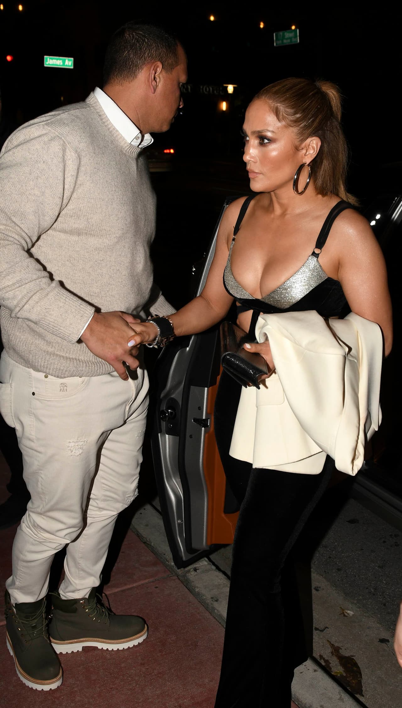 Tanto los medios como los fans de la pareja destacaron que no trajera el anillo en medio de lo que aún eran 
<b><a href="https://www.univision.com/shows/el-gordo-y-la-flaca/a-rod-comparte-el-lugar-donde-prefiere-estar-y-no-es-republica-dominicana-junto-a-jennifer-lopez-video" target="_blank">especulaciones sobre su futuro </a></b>con el expelotero. Es ahora, cuando ya no están juntos, que el misterio quedó resuelto.