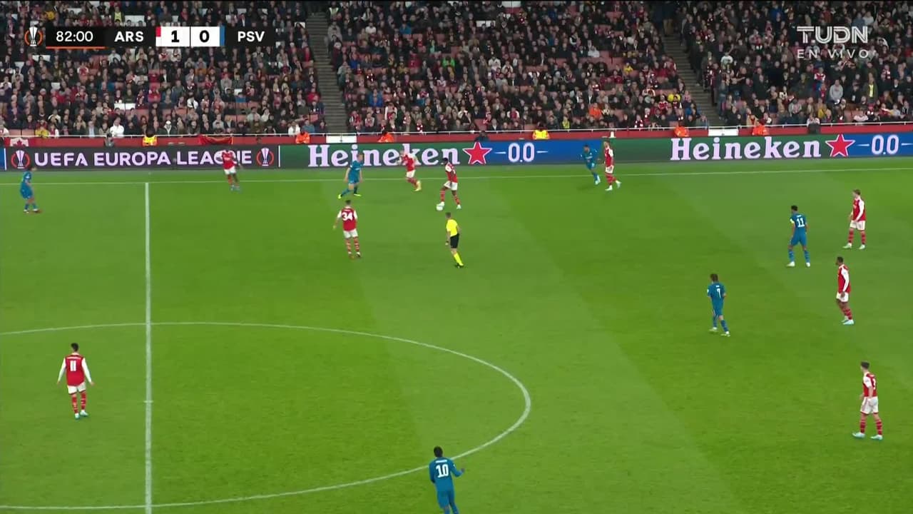¡TIRO ATAJADO! disparo por Bukayo Saka.
