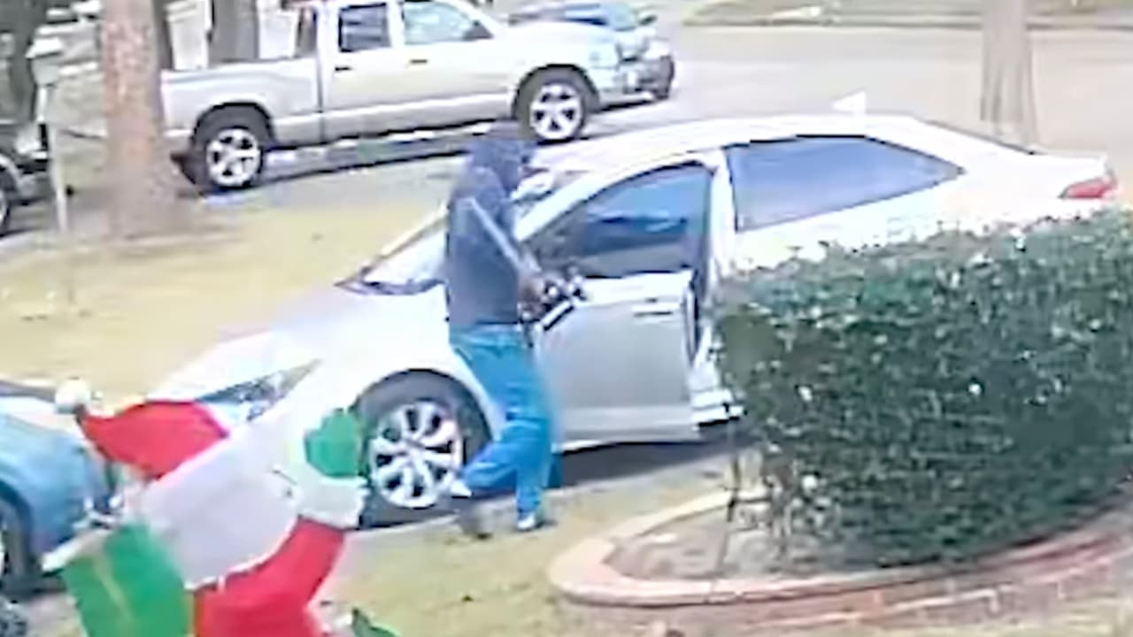 Es descrito como un hombre alto que vestía una sudadera con capucha azul, pantalones azules y zapatos oscuros.