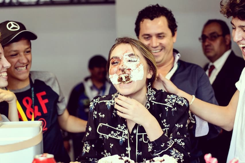 Sus amigos le jugaron una broma y le embarraron el pastel de cumpleaños en la cara, a lo que ella reaccionó con una gran sonrisa.