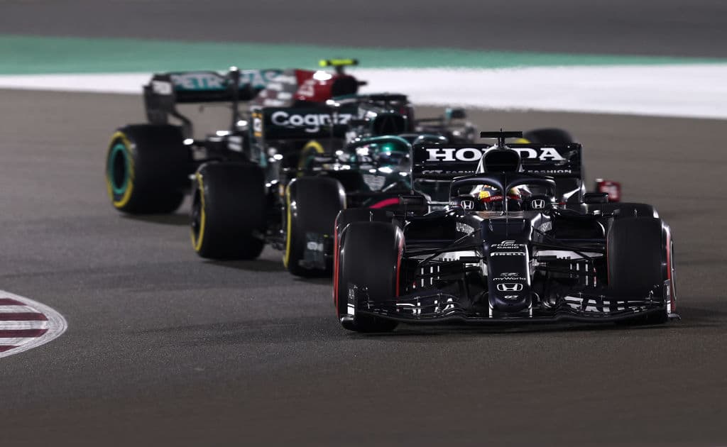 Lewis Hamilton y Mercedes Benz se llevan el Gran Premio de Qatar. El piloto británico logra superarlos y quedarse en la primera posición y por buen tiempo, seguido de Max Verstappen de Red Bull y, en esta ocasión, el español Fernando Alonso le rebató el tercer lugar a Sergio Pérez, quien se vio forzado a hacer doble parada y perder podio.