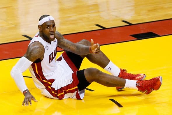 Habrá séptimo juego entre los Spurs y los Heat (30 fotos) ¡Locura total! Un juego electrizante, inolvidable, donde ambos equipos dieron una demostración inolvidable en el American Airlines Arena, manteniendo en vilo a los fanáticos en San Antonio y en Miami, primero durante los 48 minutos regulares y después en los 5 minutos de OT. .Tim Duncan, con una clásica demostración durante todo el partido, anotó más tantos en la primera mitad que la combinación de los 3 de Miami, Wade-James-Bosh 25/21, facilitando que los Spurs dominaran al Heat hasta comenzar el cuarto período, cuando Miami llevo a cabo un cambio de jugadores. Cuando solo faltaban 5 segundos para coronarse campeones los San Antonio Spurs, el incomparable Ray Allen empató el partido con un tiro de 3 puntos, forzando el OT. Con 1:43 en el reloj, LeBron James (triple/doble, 32 puntos, 11 asistencias y 10 rebotes) encaramó al Heat 101-100, y al concluir el OT, de nuevo Allen realizó una formidable jugada defensiva, dando dos puntos más al Heat, que terminó, a pesar de los umpires y para desconcierto de los comentaristas que daban el cetro a San Antonio, 103-101 sobre los Spurs. .