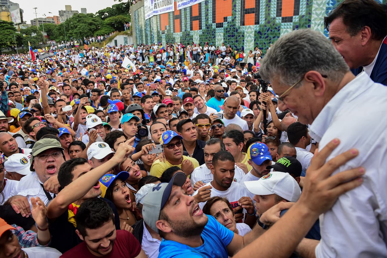 Henry Ramos Allup, líder de la oposición y presidente de la Asamblea Nacional estuvo presente en la manifestación. El parlamento venezolano concluyó que Maduro ha incurrido en el "abandono del cargo" al no cumplir con las obligaciones presidenciales establecidas en la Constitución.