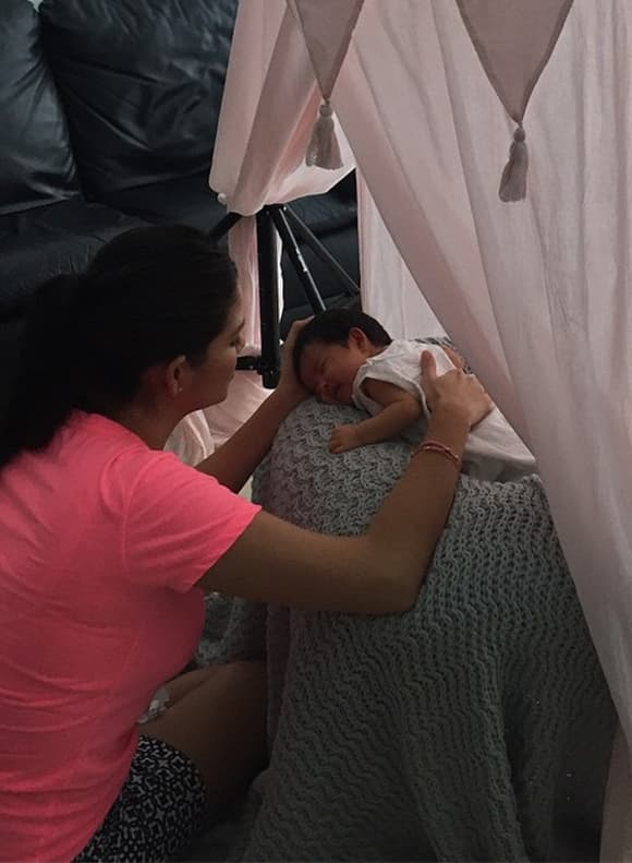 Ana cuida cada detalle para que esta, la primera sesión de fotos de su princesa sea perfecta.