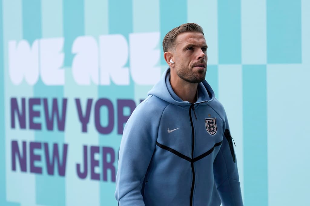 El futbolista inglés que se fracturó el brazo y fue amonestado sin jugar un solo minuto del partido
