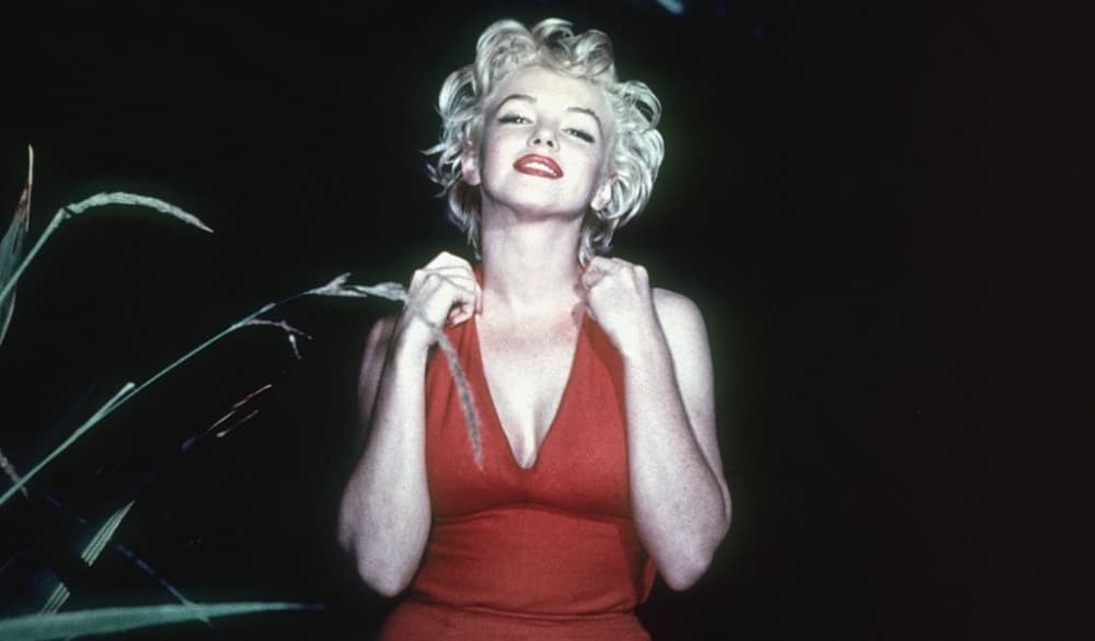 Actriz Marilyn Monroe con vestido rojo