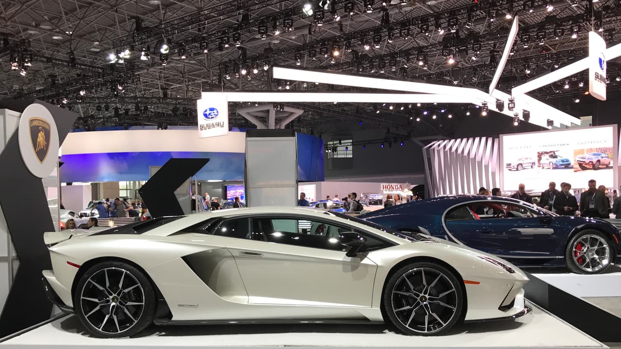 Este 
<b>Lamborghini Aventador S</b>, con todos sus 730 caballos de fuerza, es uno de los poquísimos súper autos que llegaron a la muestra de Nueva York 2017, lo que hacía que se destacara aún más.