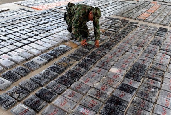 Venezuela se considera una víctima del narcotráfico, porque a pesar de no producir drogas ni tener alto consumo, se ve obligada a dedicar grandes recursos y esfuerzos a prevenir y enfrentar su bombardeo.