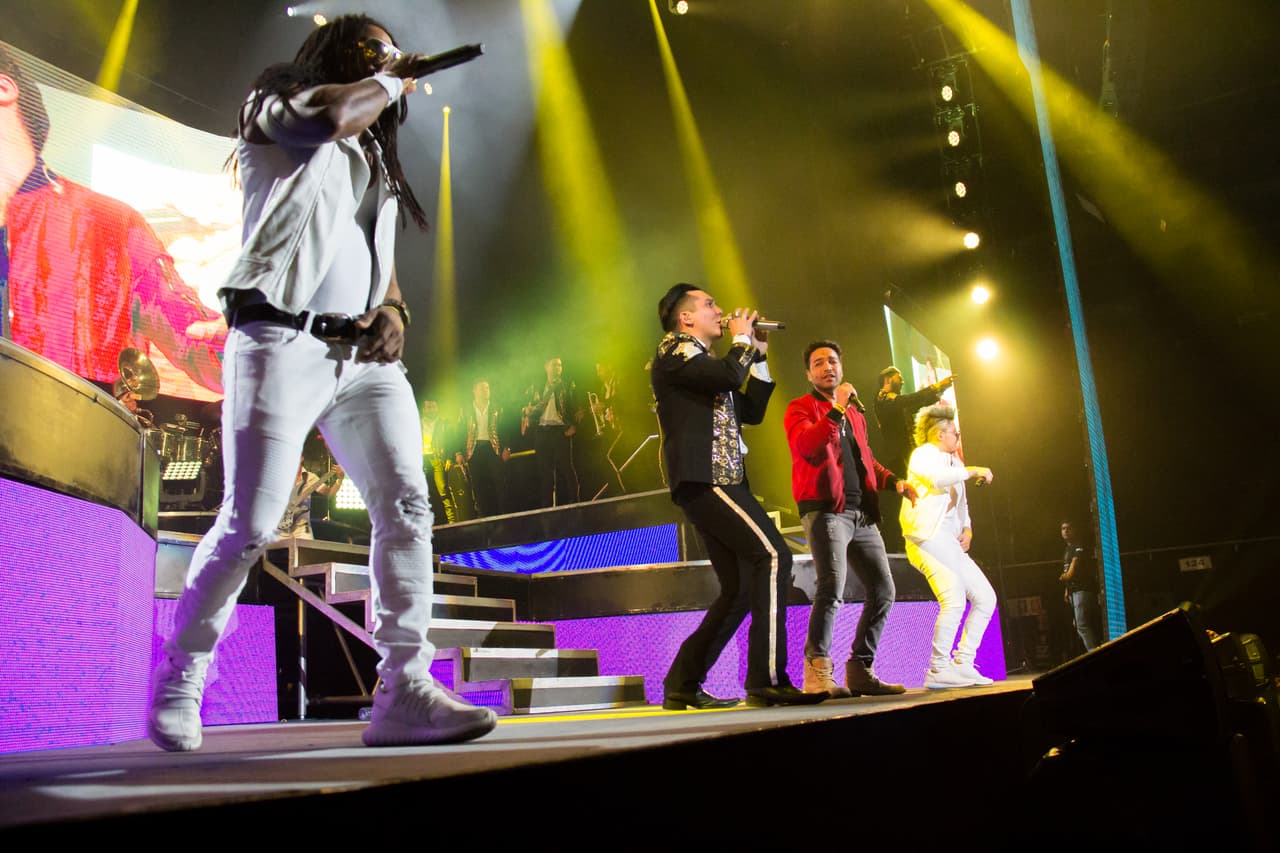 Luna, presentó al cantante guatemalteco Pedro Cuevas, con quien interpretó “Hasta volverme loco”, tema pop urbano que demuestra la versatilidad del cantante.