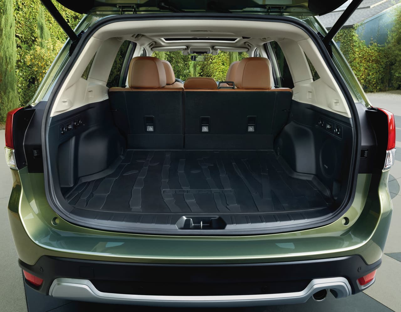 Como equipo estándar la Subaru Forester 2019 ofrece 
<b>sistema EyeSight, </b>luces de LED, función Auto Start / Stop, SI-DRIVE (gestión de modos de conducción), Control vectorial de torque, control automático de clima, freno electrónico de estacionamiento, luces de bienvenida.