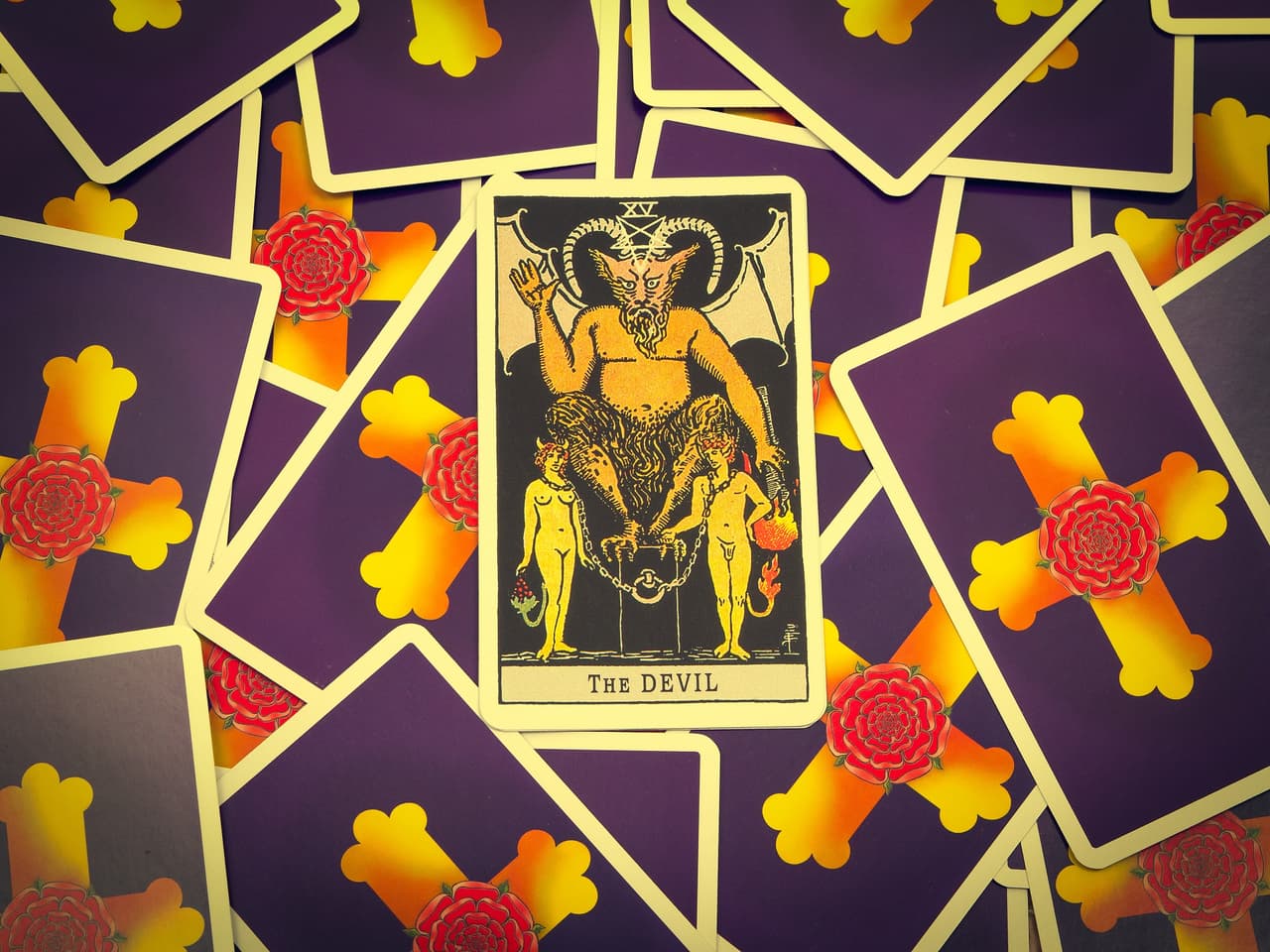 La visión de que el diablo del tarot puede traer algo infernal también puede venir de la forma en que usualmente está representado en las cartas. Gigante e imponente, se le ve postrado sobre un pequeño altar, con sus cuernos de cabra, alas de murciélago, mirada amenazante y sobre todo, el pentagrama invertido sobre su cabeza.