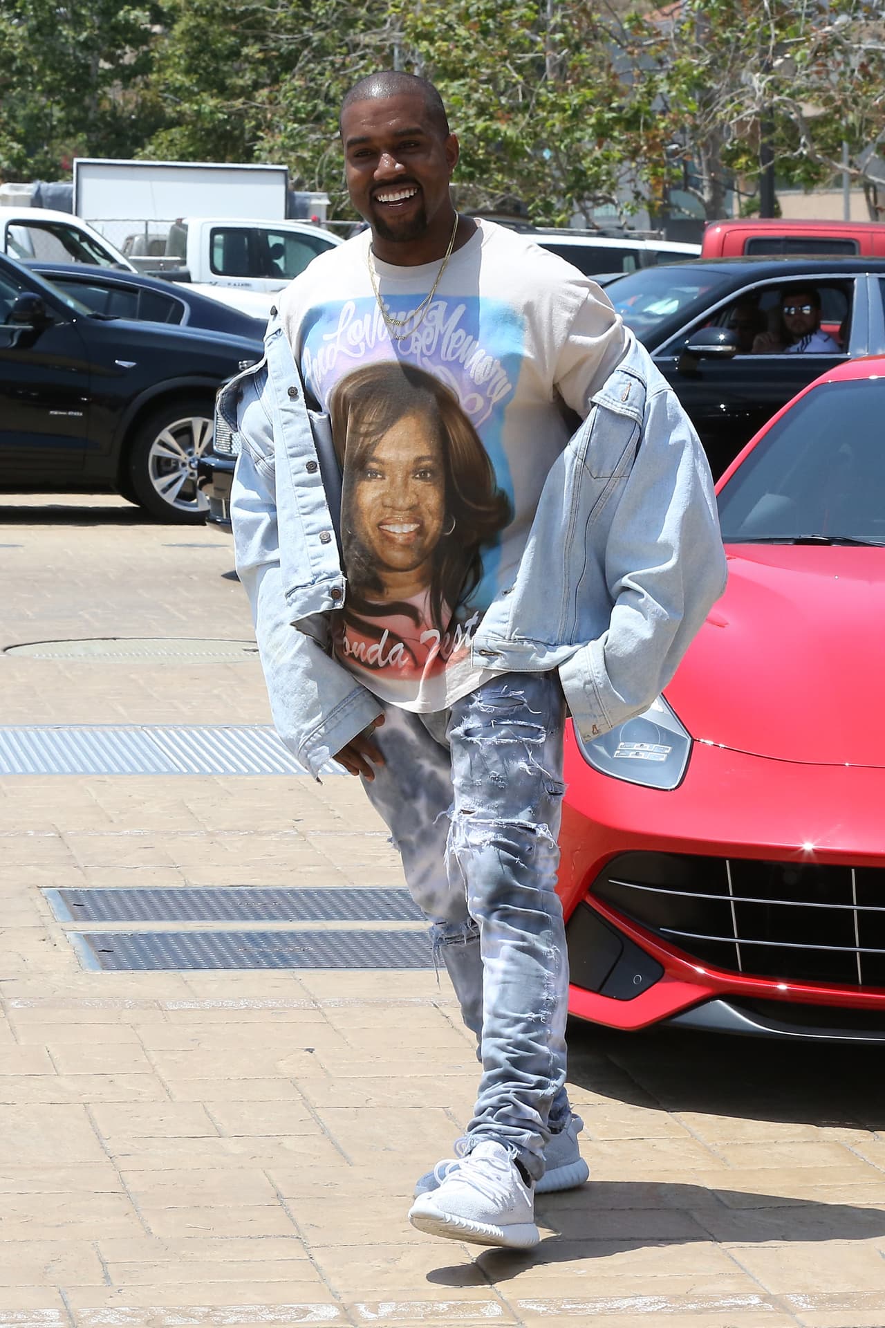 El rapero, con tremenda sonrisa, mostró a las cámaras su original playera, con el rostro de su mamá impreso.