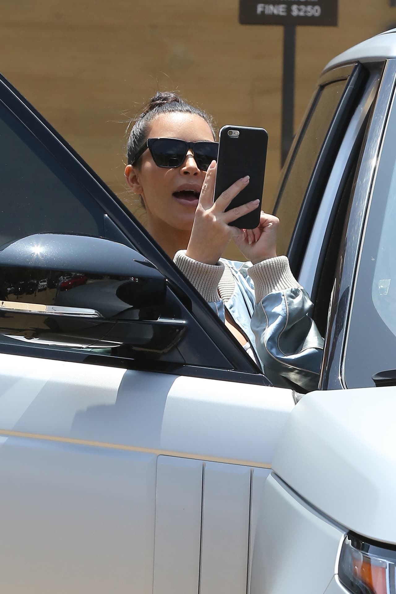 Kim estaba tan de buen humor que hasta le tomó fotos a los 'papz'.