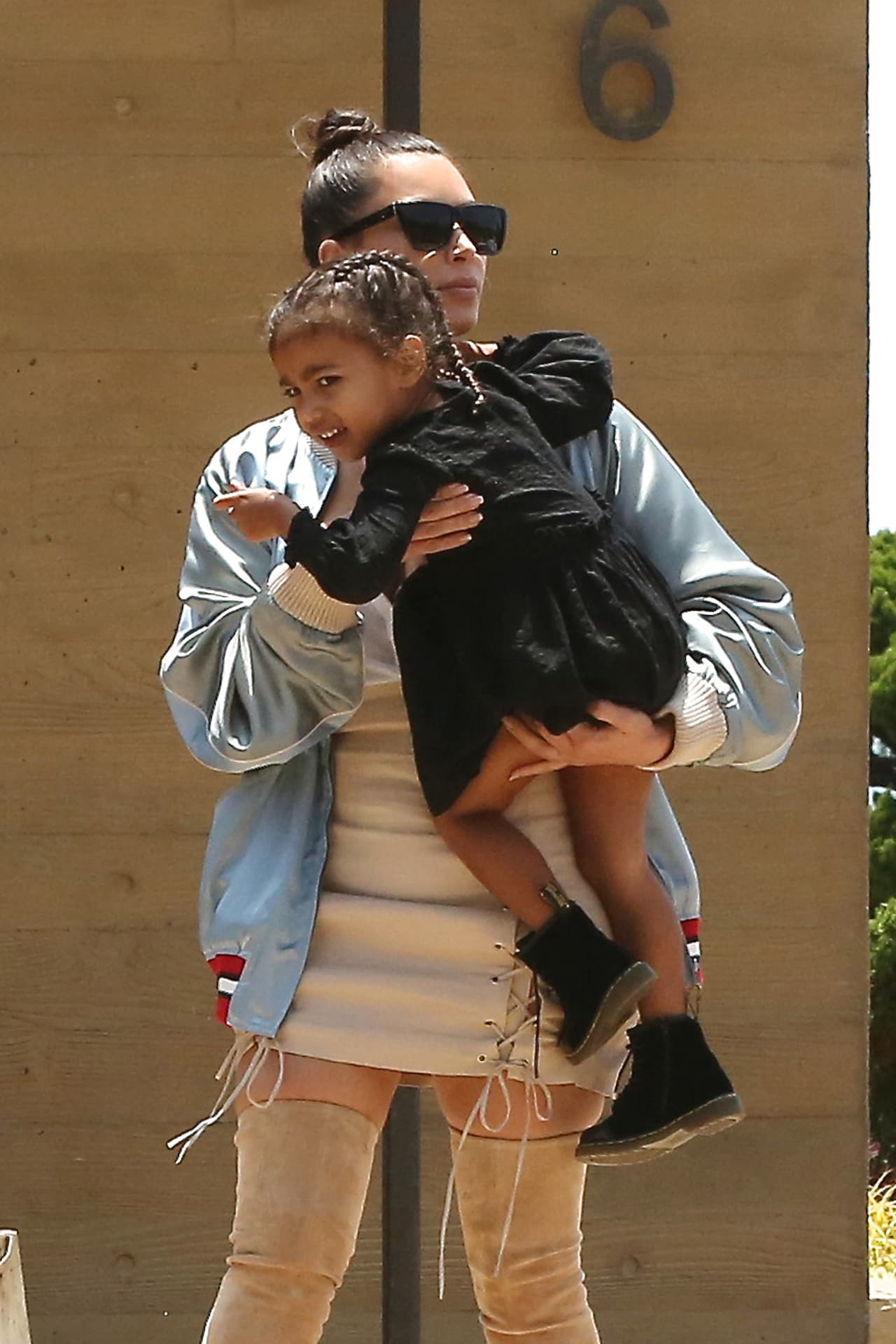 Oops! A diferencia de su papi, North no tenía ganas de posar para las fotos.