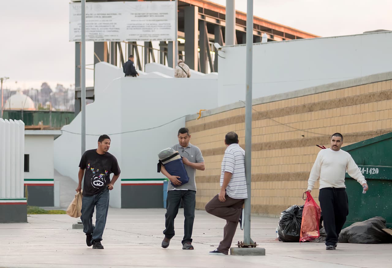 Durante su viaje a México, el Secretario de Seguridad Nacional, John Kelly, aseguró que no habrá deportaciones masivas y que el Departamento de Seguridad Nacional actuará conforme a derecho, respetando los derechos humanos. En la imagen, mexicanos deportados hacia México a través de la garita El Chaparral, en Tijuana.
