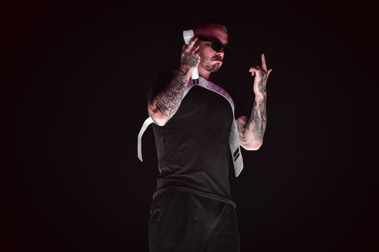 El reggaetonero que acaba de convertirse en el primer artista al que Buchanan’s le crea una versión limitada de whiskey, también 
<b>está por lanzar una canción con Selena Gómez.</b>
<br>