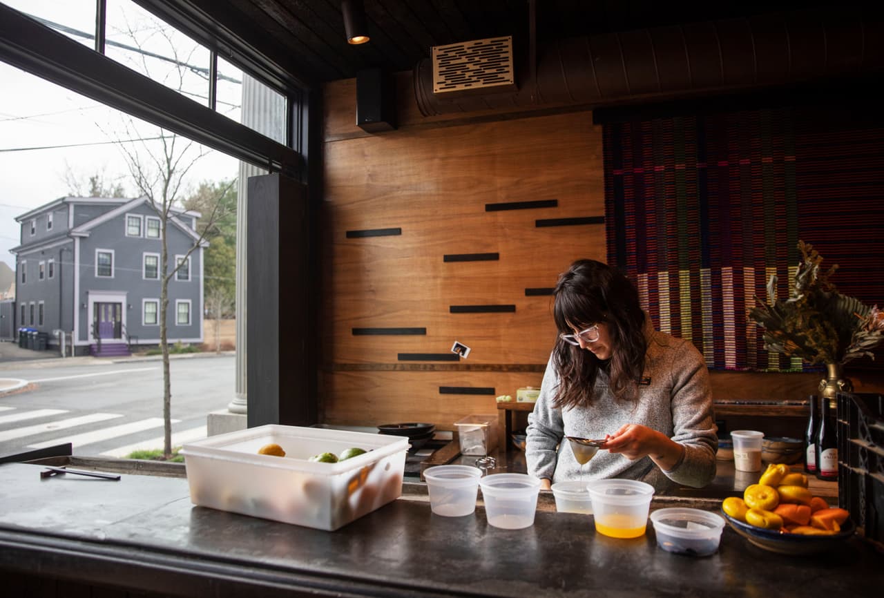 Aparte de la asistencia de créditos y dinero, el gobierno también incluyó fondos para entregar subvenciones de hasta $25,000 para negocios afectados por contagios de coronavirus o que tuvieron que cerrar o suspender sus operaciones para contener el brote.