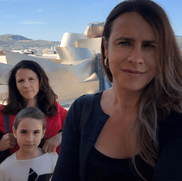 La actriz de 47 años compartió que su esposa le ha pedido que no se haga más intervenciones: "Mi esposa me dijo '¡no te hagas más cosas, virgencita, virgencita,
<b><a href="https://www.univision.com/entretenimiento/con-voz-entrecortada-quien-se-dio-a-conocer-como-el-actor-carlos-gascon-relata-su-transicion-a-karla-sofia-video" target="_blank">quédate como estás</a></b>!'", contó entre risas en cámara, "eso es lo que opina ella".