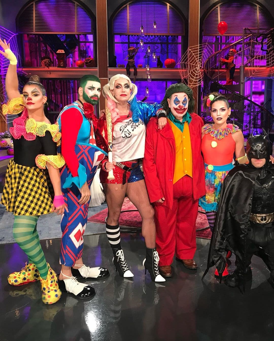 Asimismo, los recuerdos divertidos también forman parte de su repertorio de fotografías. Uno de ellos fue cuando el show se convirtió en un 
<b><a href="https://www.univision.com/shows/el-gordo-y-la-flaca/un-circo-de-terror-llega-a-el-gordo-y-la-flaca-en-halloween-con-el-joker-y-harley-quinn-como-protagonistas-fotos">circo de terror</a></b>. Ella lució un espectacular disfraz de Harley Quinn.