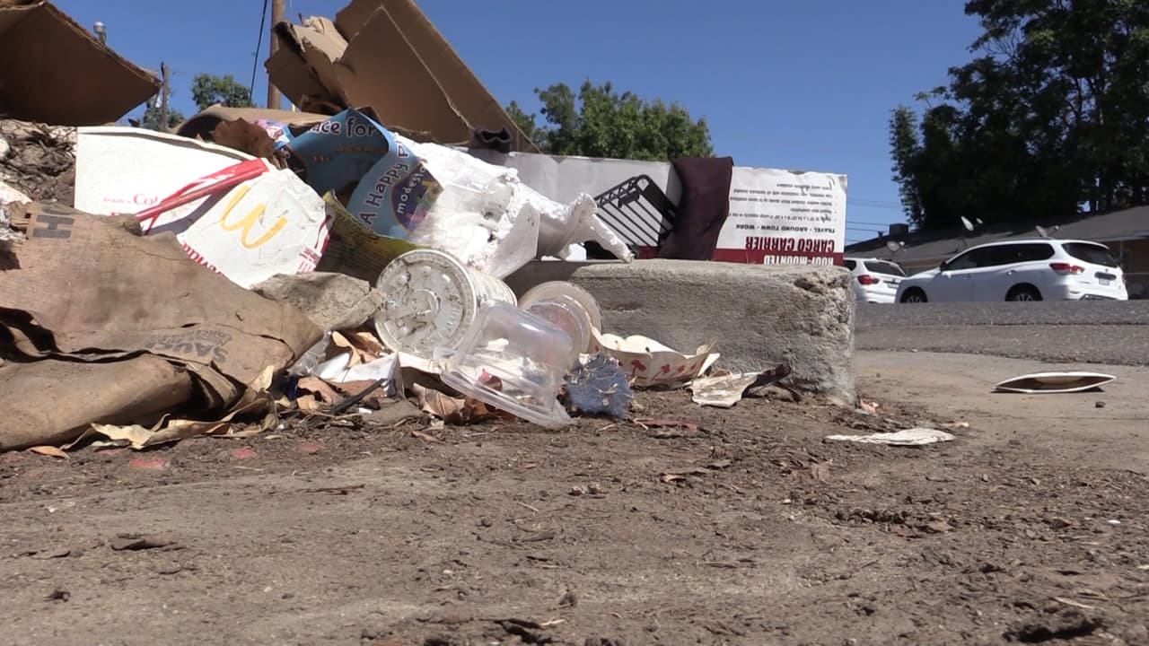 Ante un incremento de basura y escombros abandonados en las calles y callejones de Modesto, el consejo municipal apro´bó aumentar las multas por estos actos.