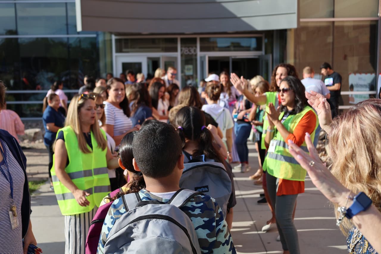 “Un día mágico”, así los maestros describieron el primer día de clases en 
<b>Midvale Elementary</b> mientras recibían con aplausos a sus alumnos.