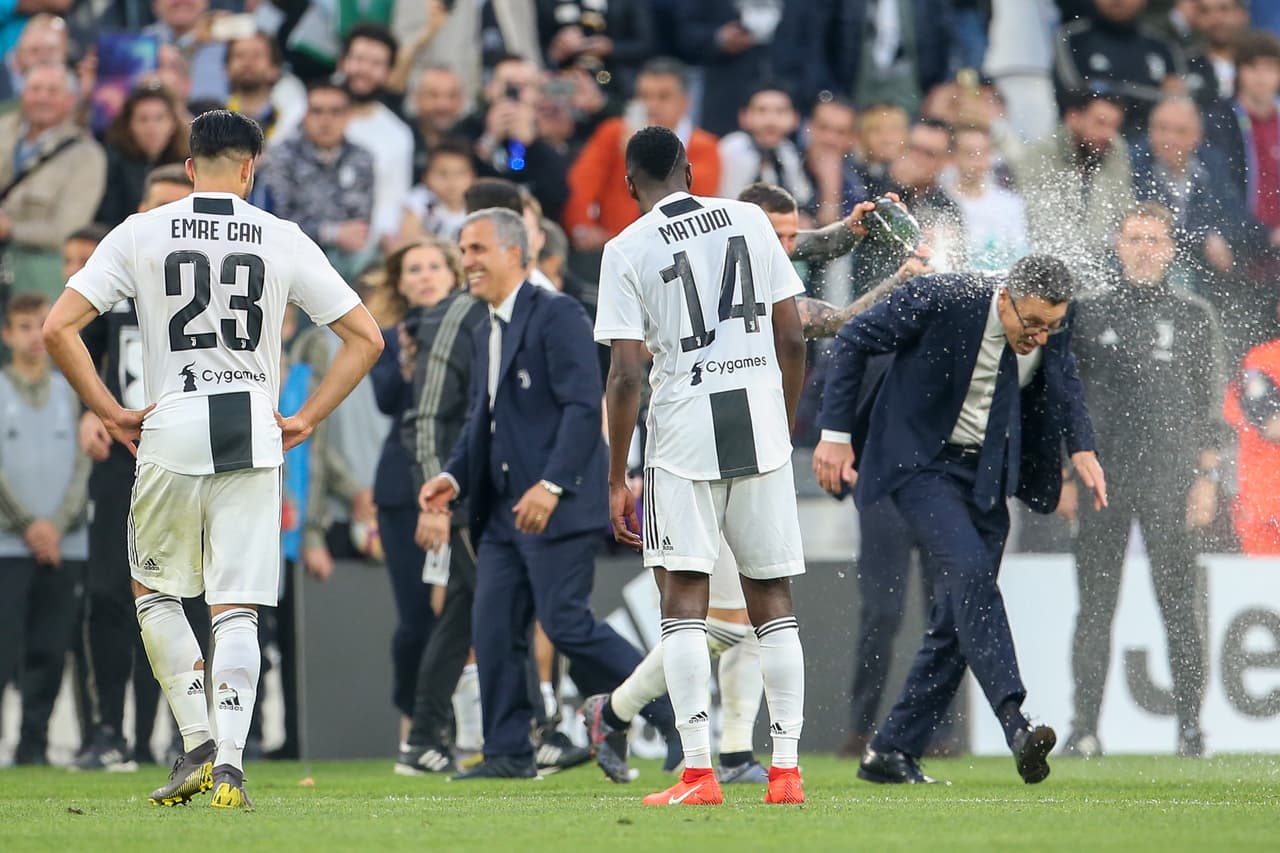 Al finalizar el juego ante la Fiorentina, que ganaron por 2-1, los jugadores, cuerpo técnico y colaboradores de la Juventus saltaron al césped de su estadio para celebrar el scudetto número 35 en su historia y el octavo consecutivo. Entre champagne, agua y espuma se vivió la fiesta de la Vecchia Signora en Turín.