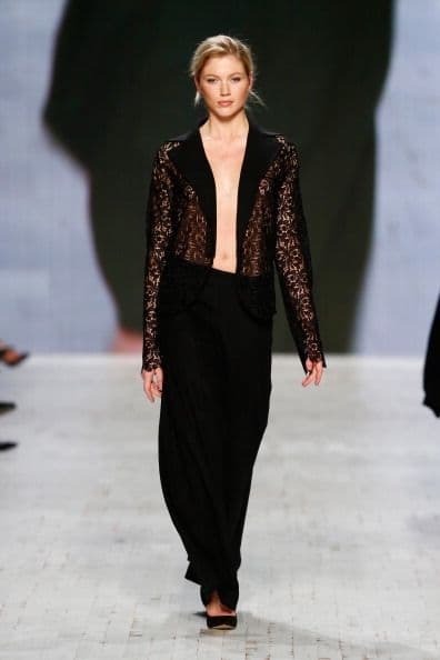 Disimula las caderas. Nada como utilizar prendas oscuras (no solo pueden ser el color negro) en un acabado mate, olvídate de las telas brillosas que solo te darán más volumen. 
<br>