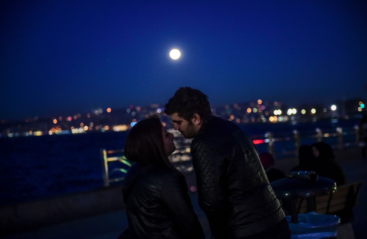 “Y si estalla el mundo, vida, no mires atrás. Sólo está nuestra verdad”- Sin Bandera. (Canción: Para Siempre… Tal vez)