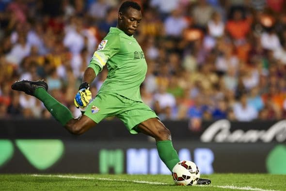 Kameni, portero de Málaga, fue insultado en el estadio del Valencia