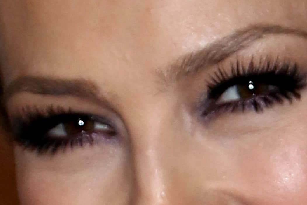 Aquí tenemos otro par de ojitos que a todos fascinan. Ella es una de las divas latinas más queridas del momento.