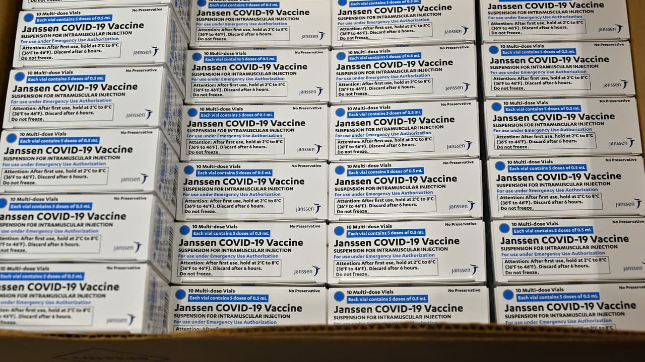 La tercera vacuna contra el covid-19 llega
<a href="https://www.univision.com/noticias/salud/vacunas-johnson-johnson-una-dosis-en-eeuu-covid-19">"en un momento crucial" de la pandemia</a> en el país, afirmó Rochelle Walensky, directora de los Centros para el Control y Prevención de Enfermedades (CDC).