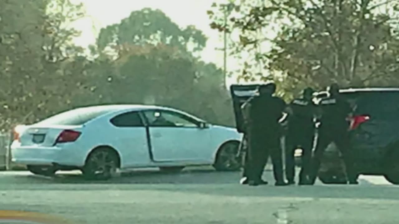 Investigan la muerte de hispano que se atrincheró en el auto armado y con su bebé de 7 meses