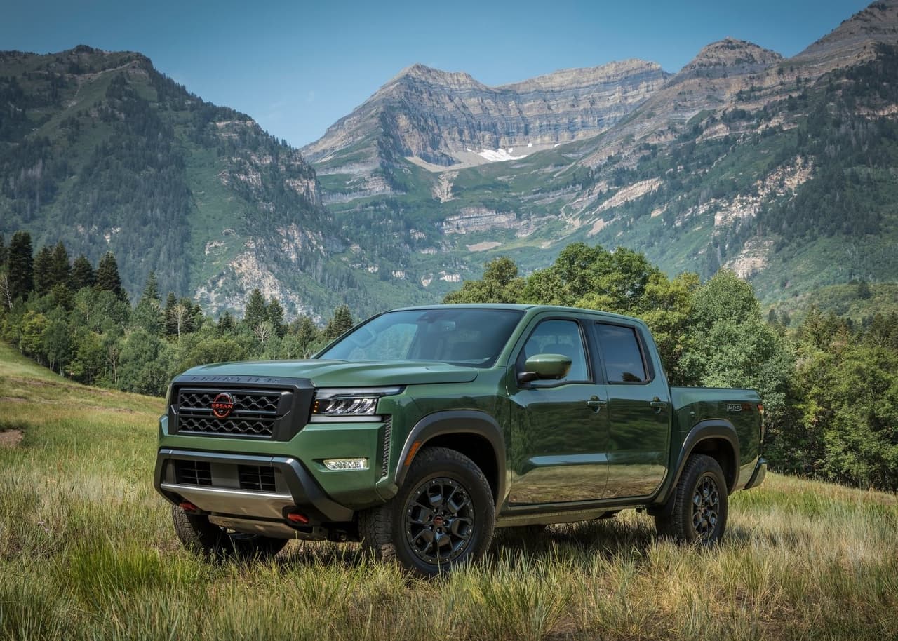 <h3 class="cms-H3-H3"><b>Nissan Frontier 2022</b></h3>
<br>
<br>Tras muchos años de espera, la Nissan Frontier 2022 por fin ha recibido el rediseño que tanto necesitaba. Sobresale su estética que combina un estilo moderno y agresivo con elementos inspirados en la icónica Nissan Hardbody, una camioneta que pulió su reputación de ser áspera y resistente tras ganar varias carreras todoterreno en las décadas de los 80 y 90. monta un motor V6 de 3.8 litros con la capacidad de producir 310 caballos de fuerza y 281 lb-pie de torque, asociado a una transmisión automática de 9 velocidades.
<br>
<br>
<b>Relacionado:</b> 
<a href="https://www.univision.com/carros/nissan-frontier-2022-nueva-generacion-detalles-fotos"><u>Nissan Frontier 2022: detalles e imágenes de su nueva generación</u></a>