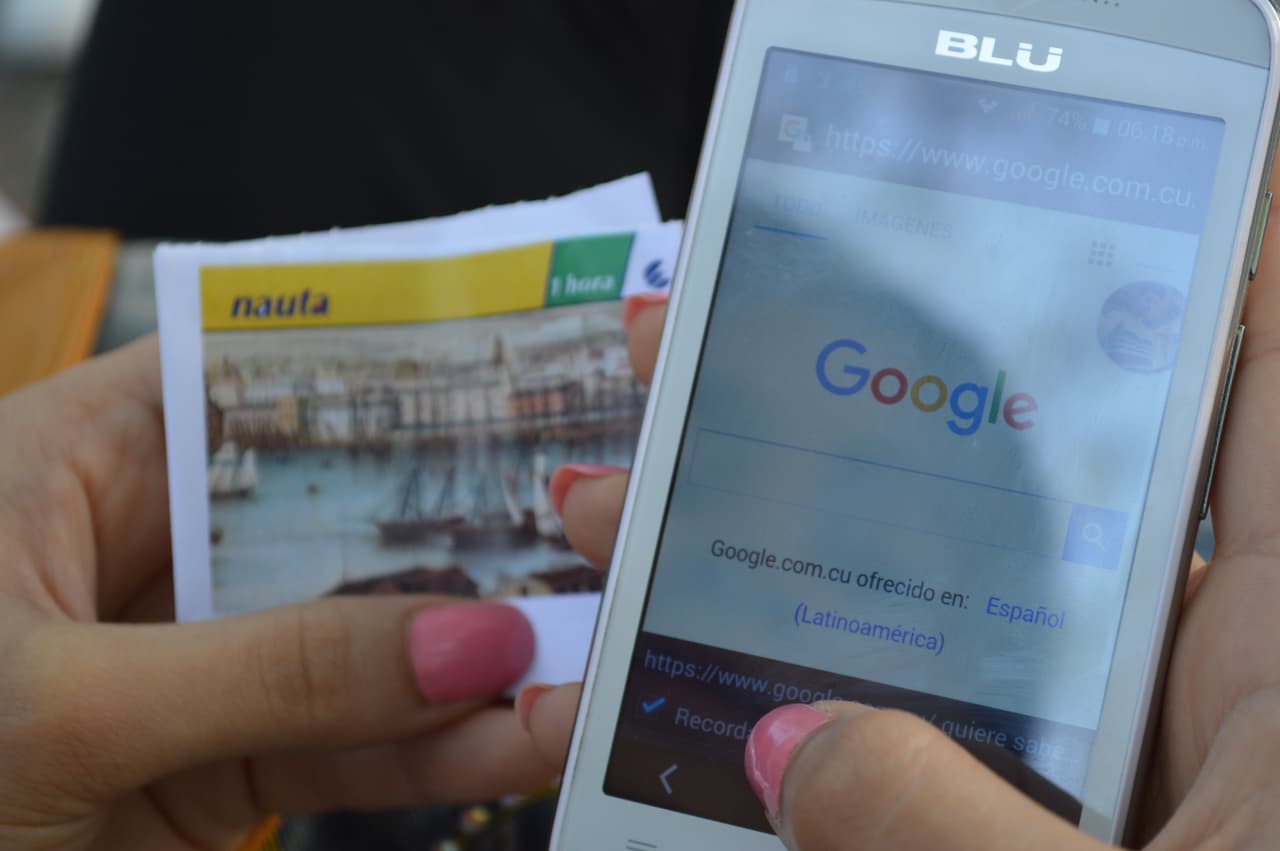 Las tarjetas Nauta permiten conectarse a internet en las plazas.