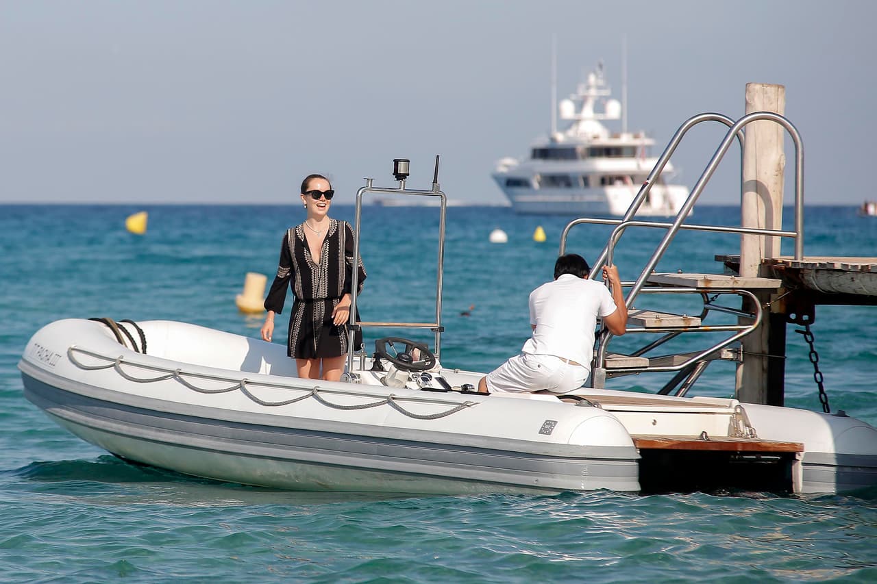 De acuerdo con información de la agencia The Grosby, la integrante de la realeza abandonó por un momento su lujoso yate para dirigirse al Club 55.