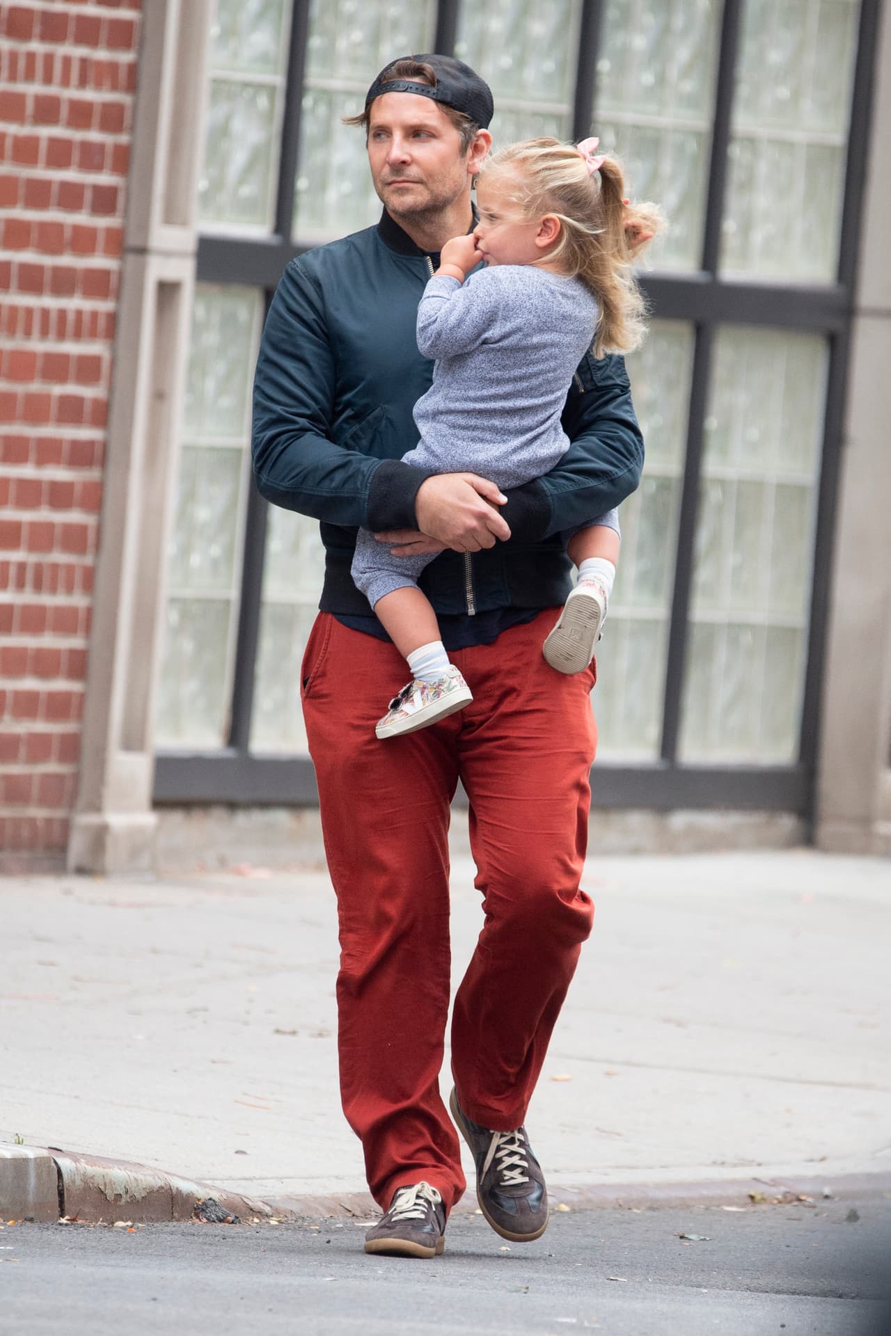 Luego de que Winfrey halagara la faceta de Bradley como papá y la cantante asintiera que es un "hermoso padre", la presentadora fue directo al tema de las especulaciones sobre su supuesta relación.
<br>